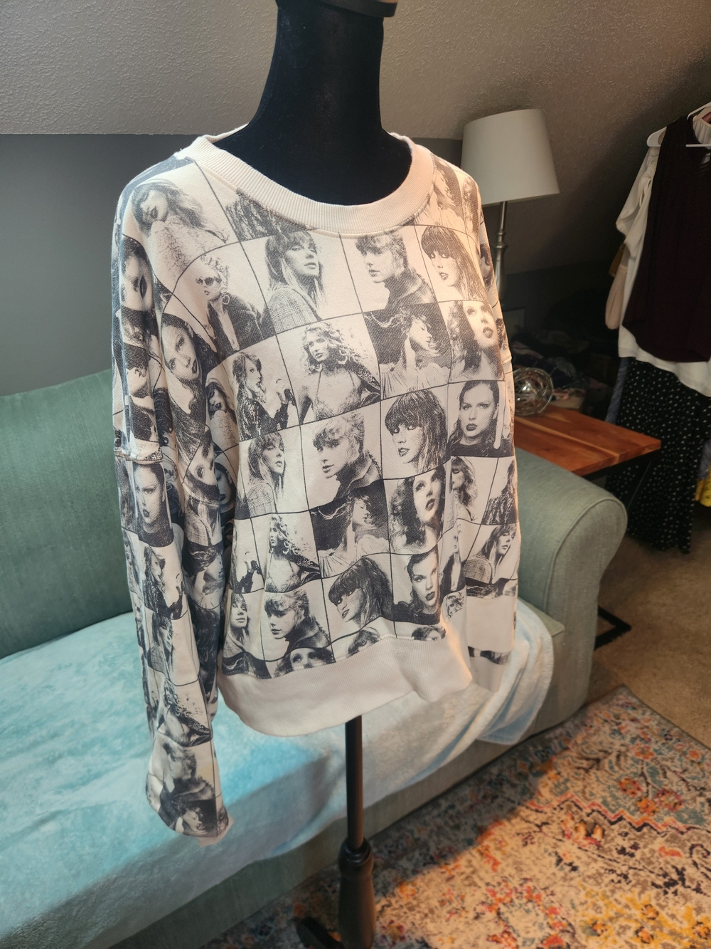 Taylor Swift Eras Tours Official Crewneck Sweatshirt - Black & Cream Large Good! - Picture 4 of 13